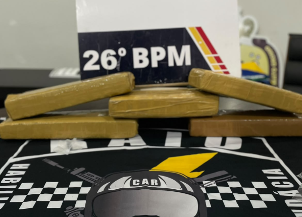 Traficante é preso em flagrante pela PM com cinco tabletes de maconha, balança e dinheiro