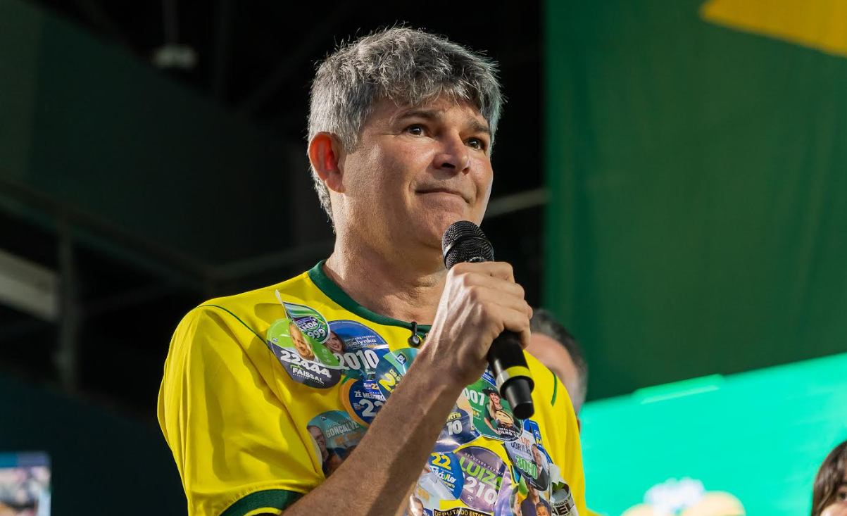 Flávio Bolsonaro aponta ilegalidades do Supremo e aposta na coragem de Zé Medeiros