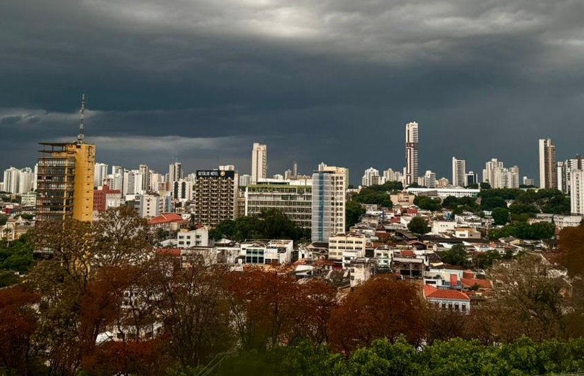 Frente fria traz chuva intensa, raios e ventos de até 70 km/h em Mato Grosso nesta terça-feira (22)