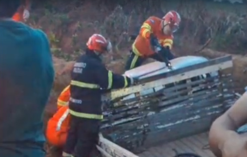 Bombeiros socorrem vítima presa às ferragens em acidente de trânsito em Sinop