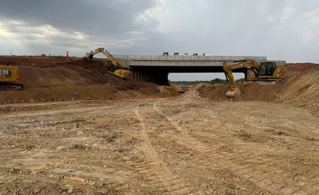 Obras do viaduto alteram o tráfego na Rodovia dos Imigrantes durante o final de semana