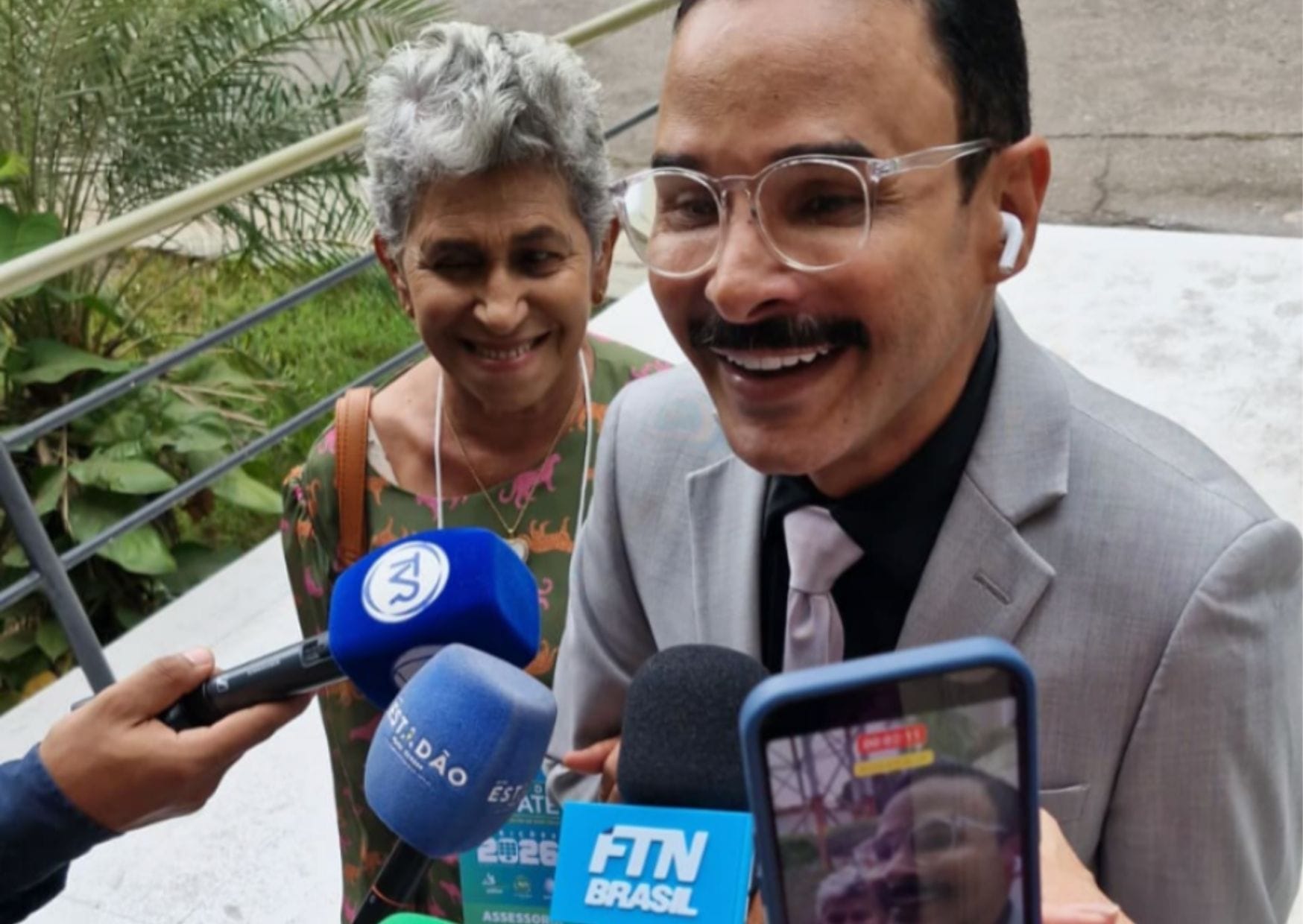 Sargento Laudicério chega ao debate ao lado da mãe e prioriza saúde e segurança