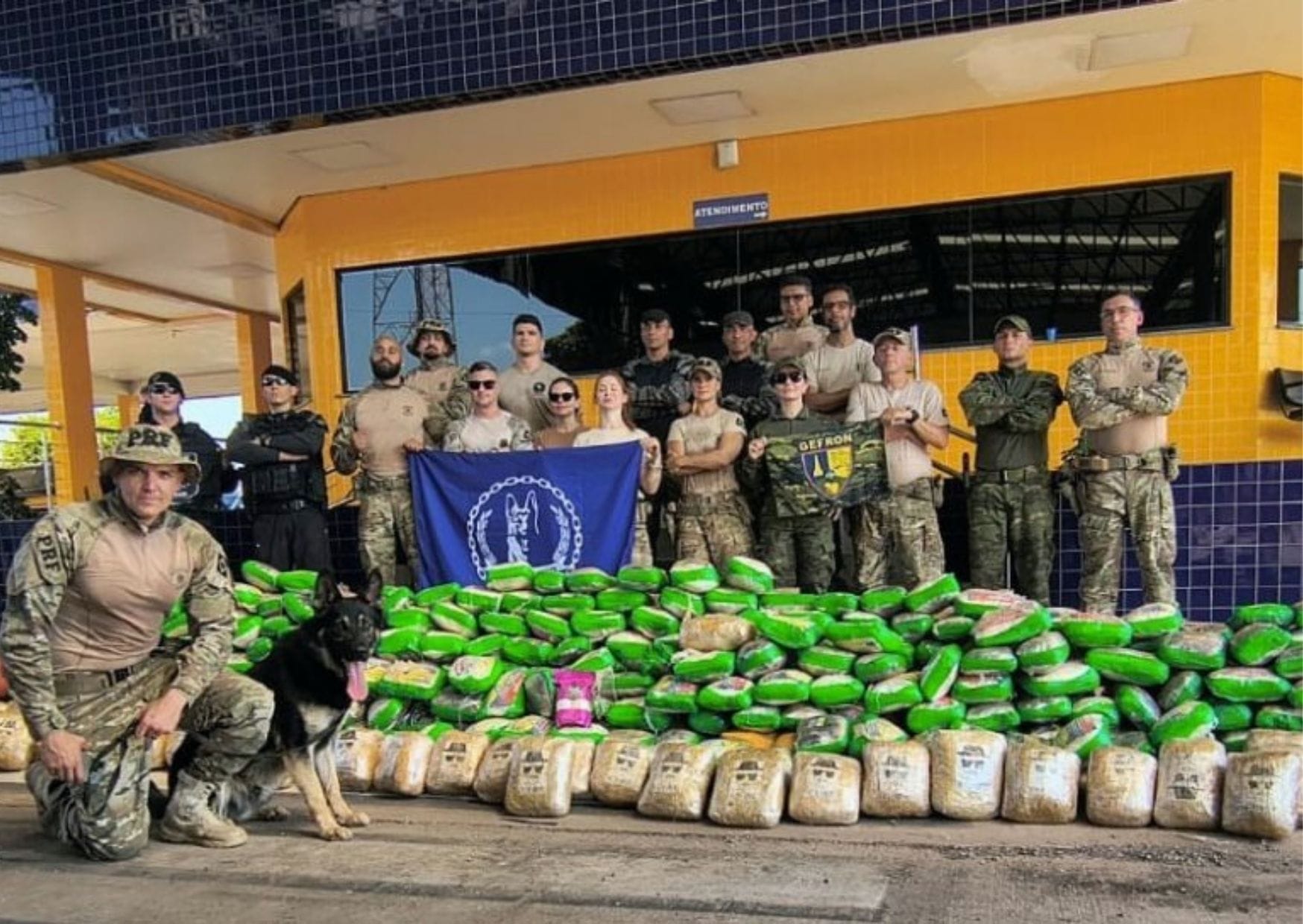 PRF prende casal com quase meia tonelada de drogas escondida entre móveis