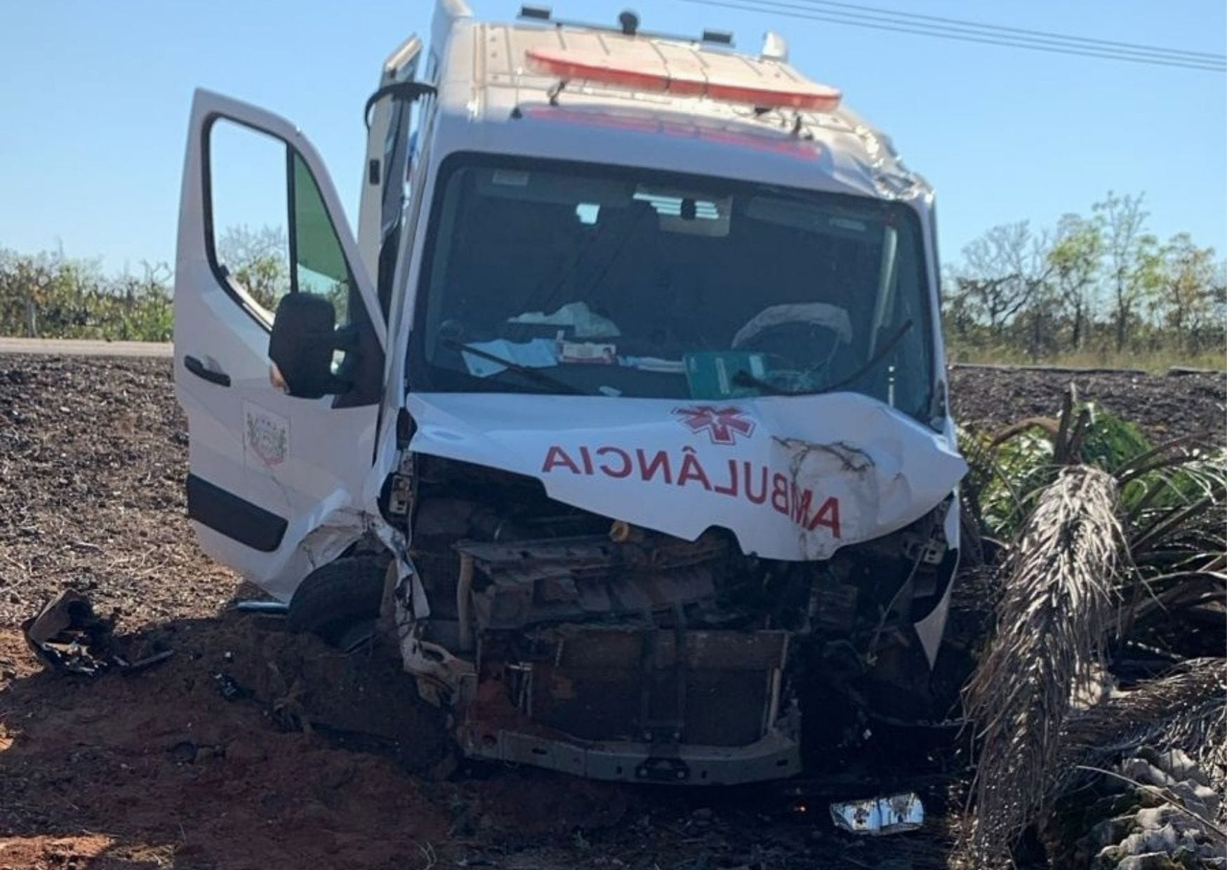 Ambulância bate de frente com Corolla e gestante dá à luz após acidente em Chapada