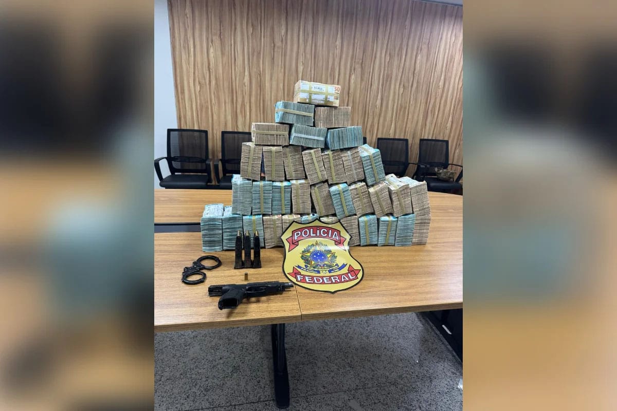 Montanha de dinheiro: Polícia Federal prende dupla com R$ 2,5 milhões para comprar votos