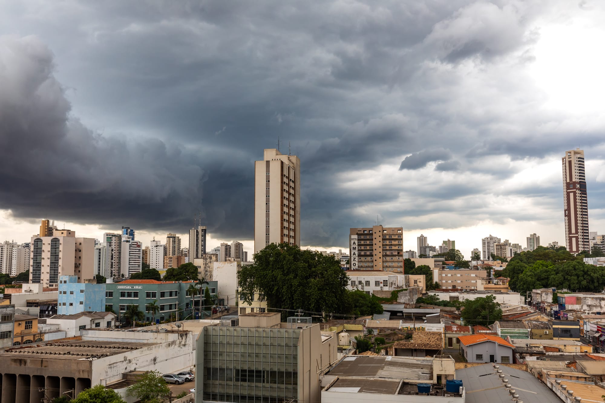 Calorão dá lugar a chuva e queda brusca de temperatura em MT neste fim de semana