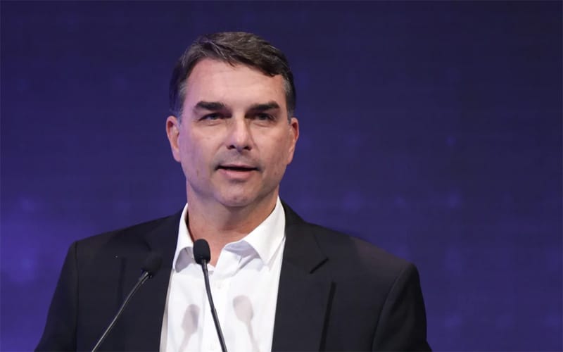 Flávio Bolsonaro chama Lula de "oportunista" por proibir bets a 9 dias da eleição no Brasil
