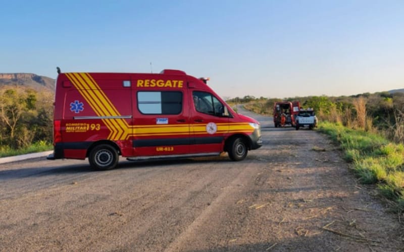 Bombeiros socorrem família após capotamento na BR-343; veículo caiu em uma ribanceira