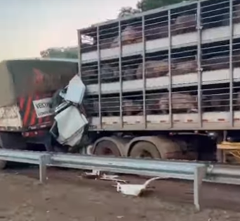 Colisão em sequência entre quatro carretas termina em morte nas BRs 163 e 364; veja vídeo