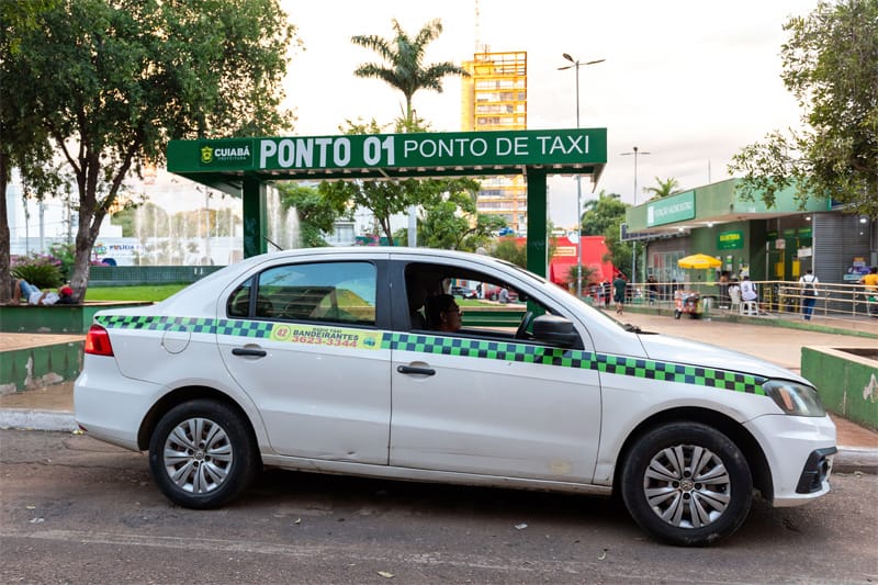 Prefeitura estuda projeto para permitir publicidade em táxis: "Ajuda na renda", diz Abilio