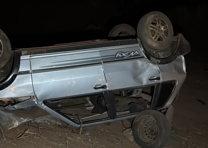Homem morre após Fiat Uno atingir barreiras de obra e capotar na MT-175