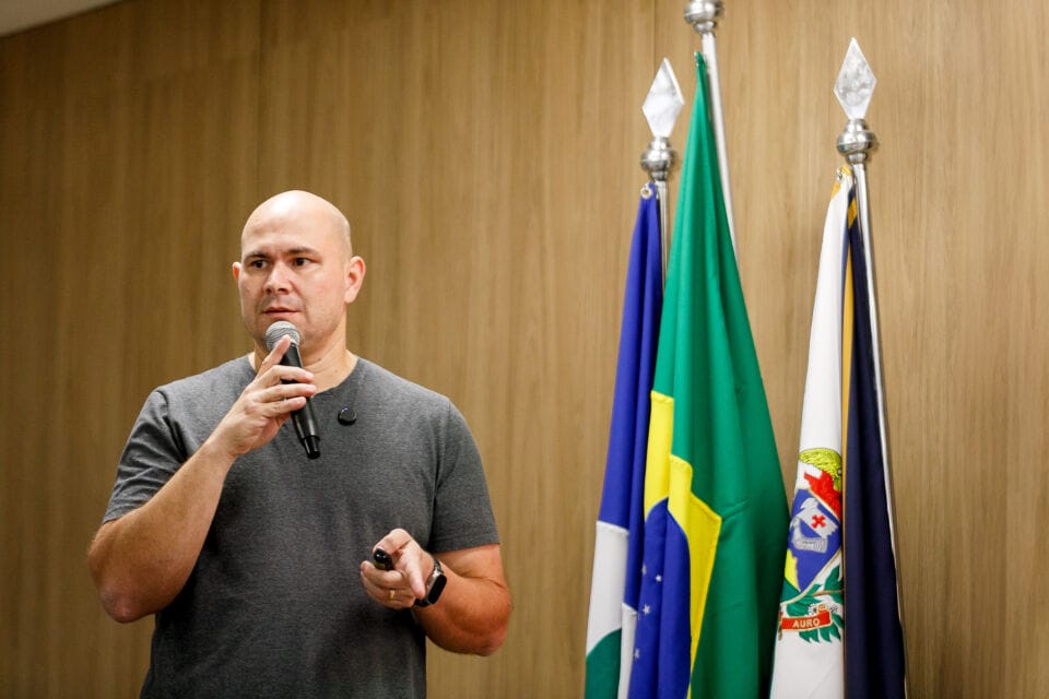 Abilio fecha a porta para aliados e diz: “Deixa as coisas acontecerem naturalmente”