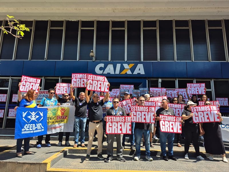 "Fora Vieira": bancários protestam contra presidente da Caixa durante greve em MT