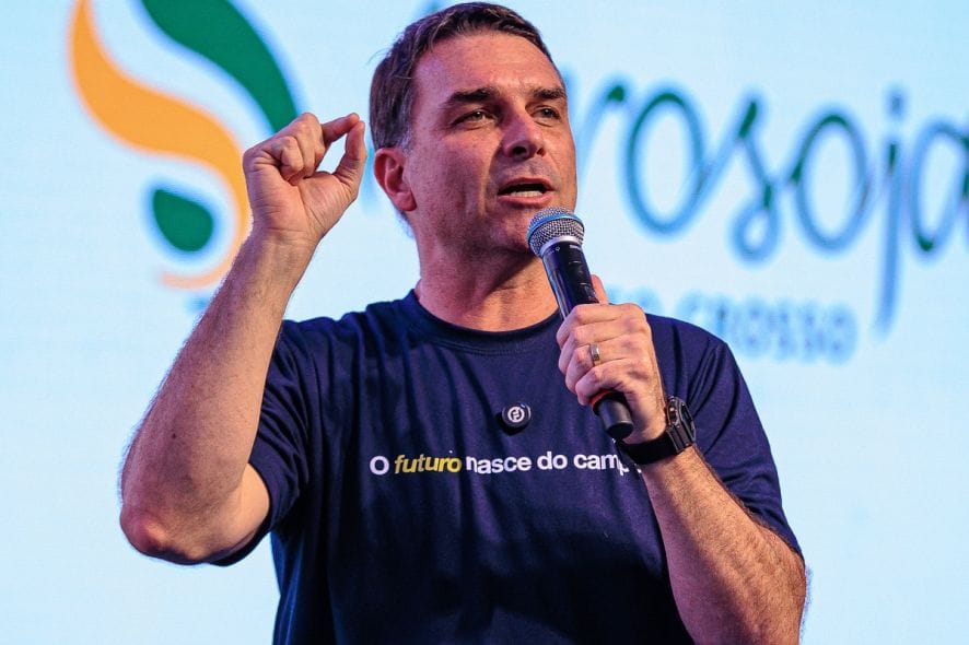 Flávio Bolsonaro anuncia pedido de anulação das eleições após decisão de Zanin