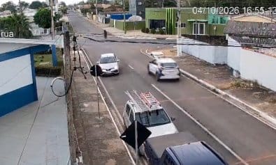 Vídeo mostra adolescentes fugindo da PM de moto antes de baterem em muro em Nobres