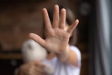 Homem dá soco na enteada durante briga familiar e acaba preso em Rondonópolis