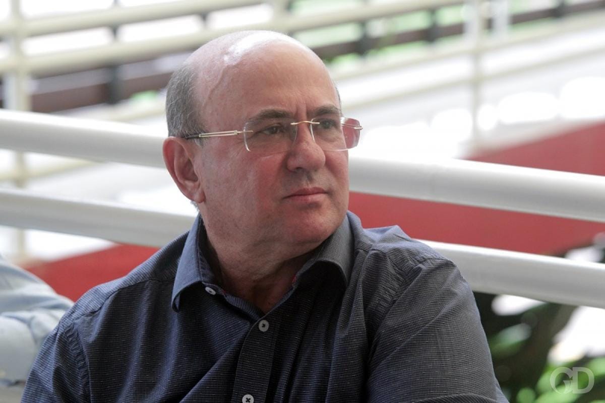 Justiça dá 15 dias para José Riva pagar advogada após ação contra jornalista