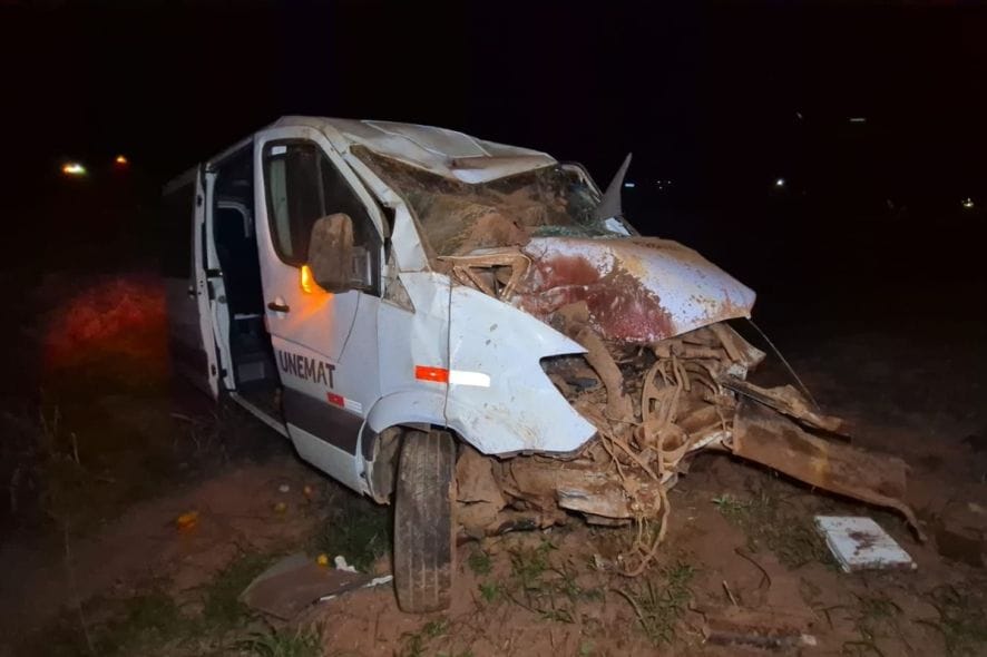 Motociclista morre ao bater de frente com van da Unemat que levava estudantes em Sinop
