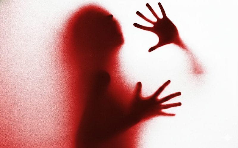 Homem é preso suspeito de estuprar jovem enquanto filha dela estava no quarto