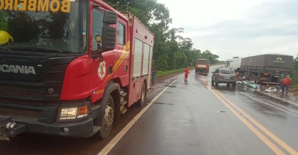 Van e caminhão se colidem na BR-158 e Bombeiros e Samu atendem vítimas do acidente