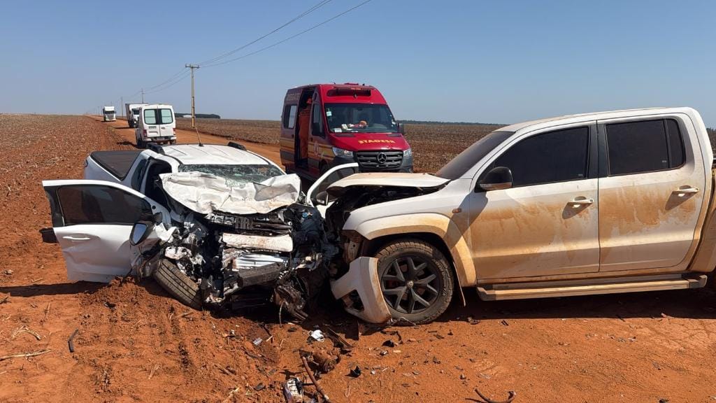 Motorista fica gravemente ferido após colisão frontal entre Fiat Strada e Amarok