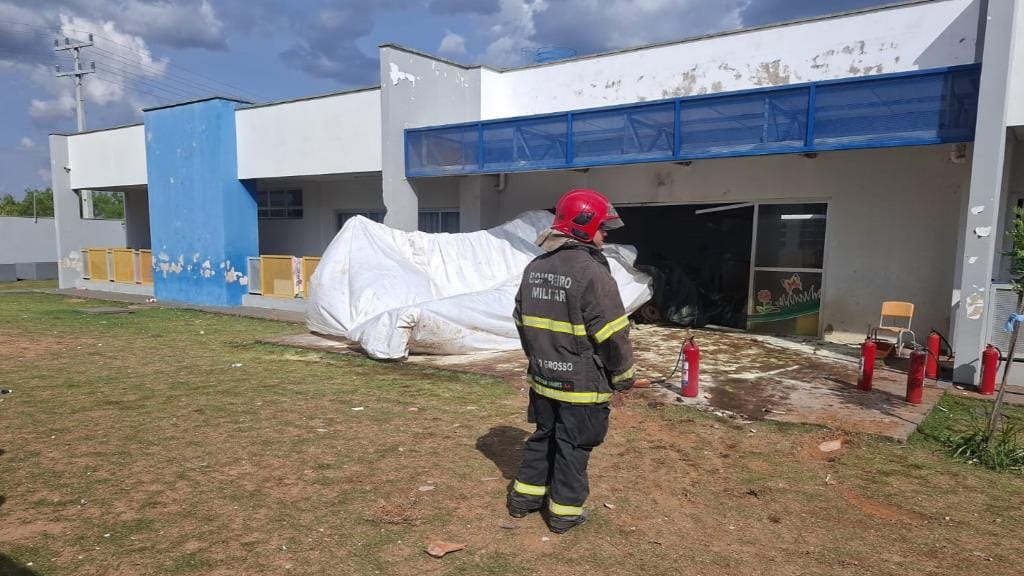 Bombeiros socorrem piloto após queda de avião agrícola em creche; não houve outros feridos
