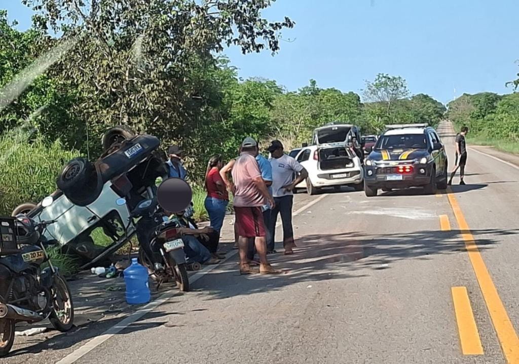 Homem capota carro na BR-070, apresenta possível parada cardíaca e é socorrido pelos bombeiros