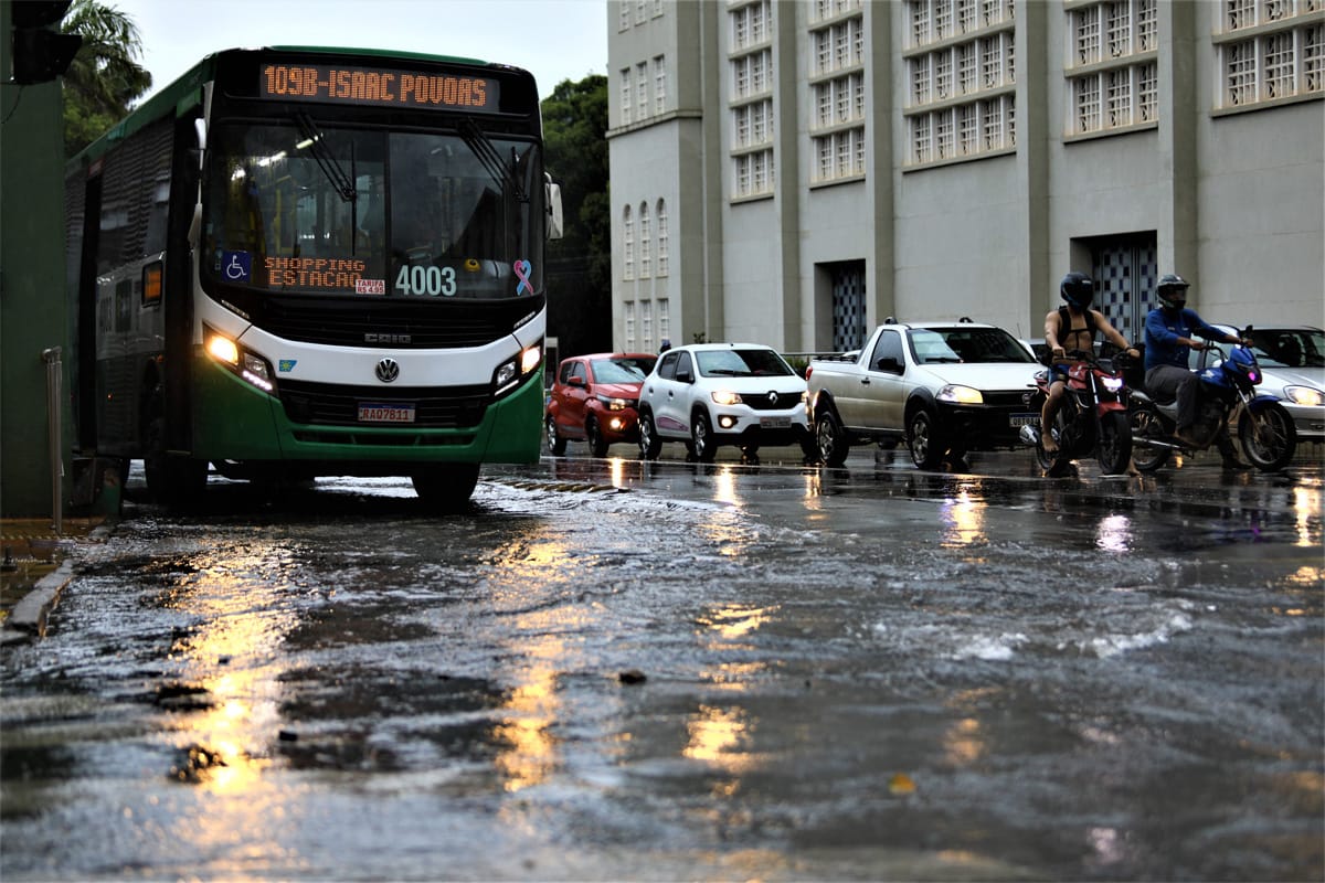 Cuiabá tem previsão de novas chuvas e ventos fortes entre 60 e 100 km/h; veja recomendações