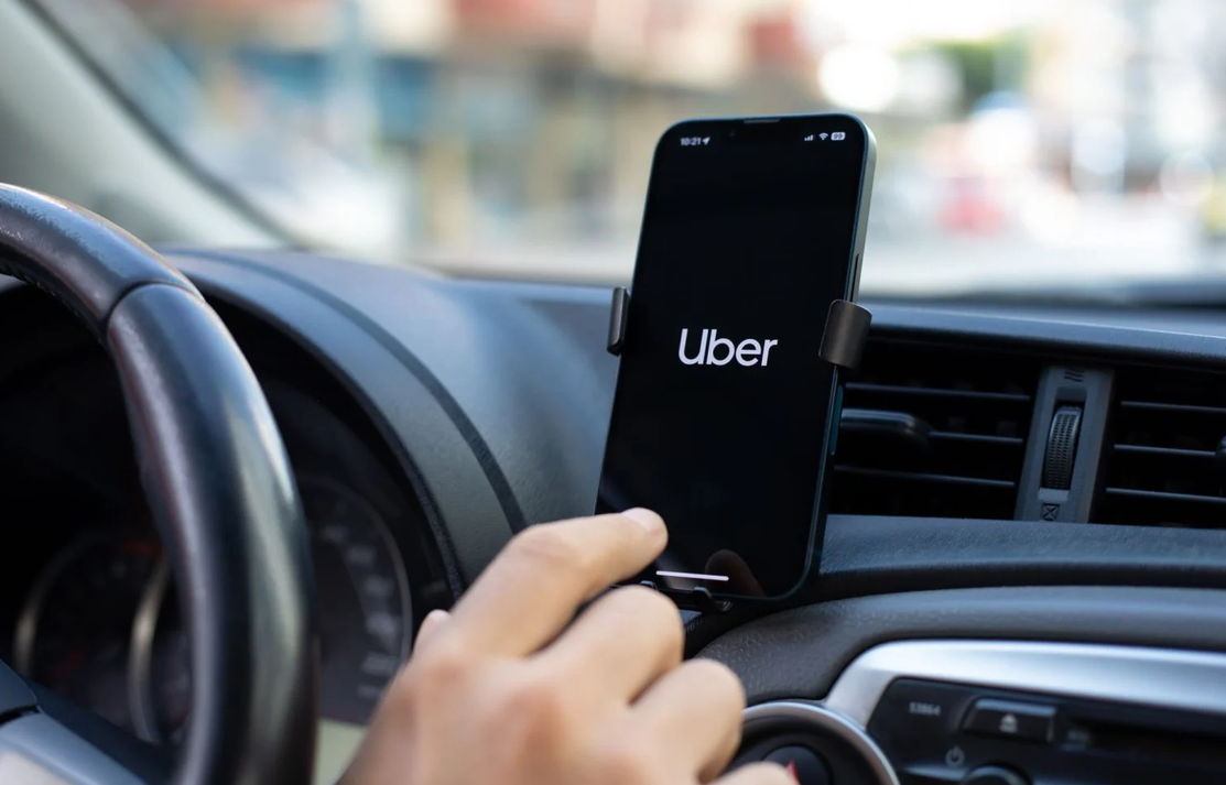 Cadeirante sofre mais de 150 cancelamentos de viajem e Uber é condenada a pagar R$ 6 mil