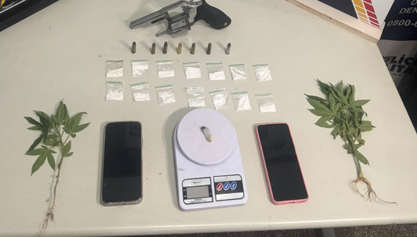 Mulheres são presas pela PM com revólver, pés de maconha e porções de cocaína