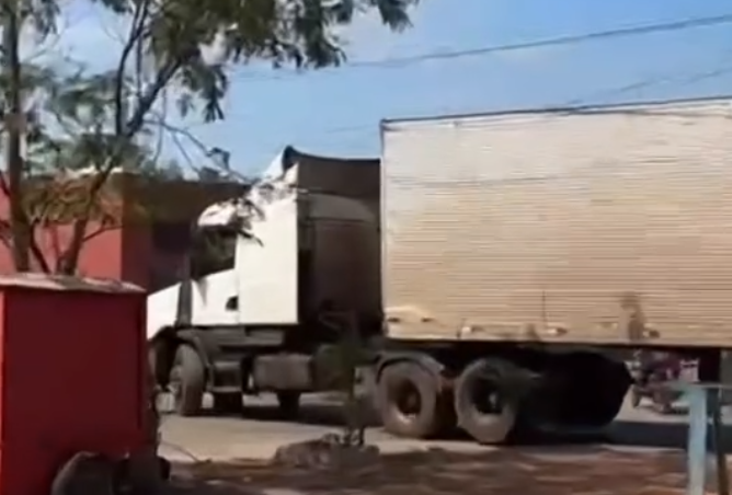 Dois dias após acidente com RAM, carreta derruba fios e danifica três comércios em Cuiabá