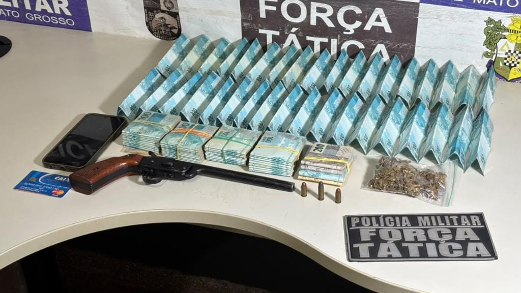 PM recupera telhas termoacústicas, apreende arma e prende suspeito com R$ 54,6 mil