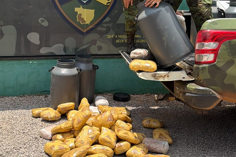 PMs do Gefron apreendem 126 invólucros de "supermaconha" escondidos em tambores de leite