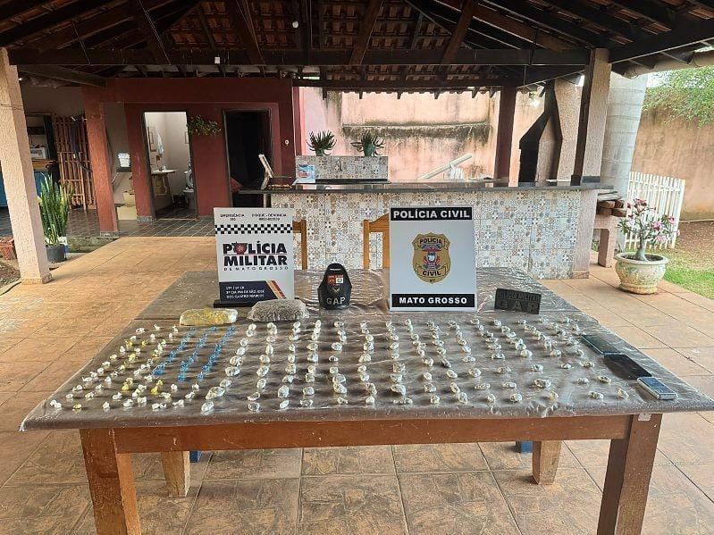 Jovens são presos com porções de maconha, cocaína, balança de precisão e celulares