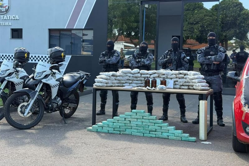 Dupla é presa com 110 tabletes de drogas e prejuízo estimado ao tráfico é de R$ 2,5 milhões