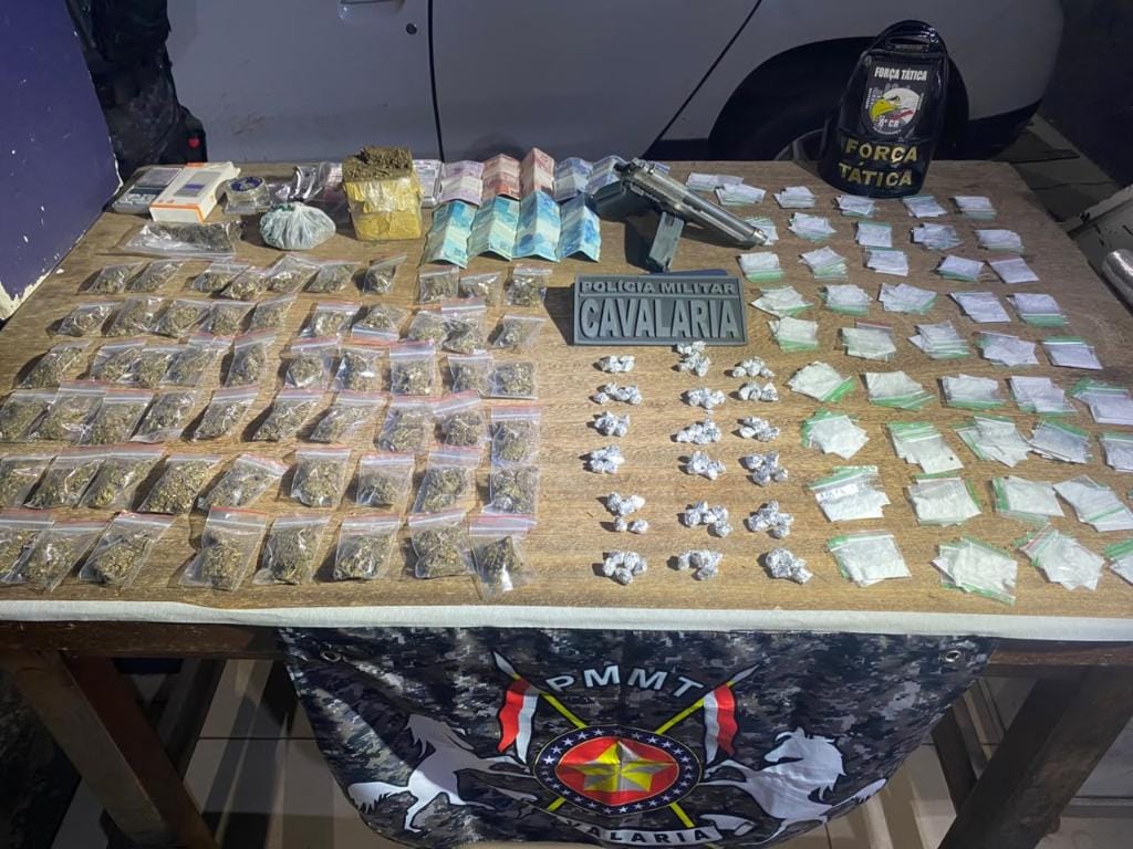 Dupla é presa com 300 porções de pasta-base, maconha, balanças de precisão e dinheiro