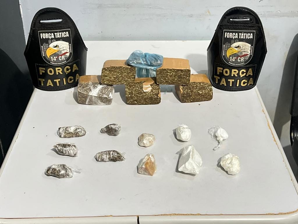 Homem é preso por PMs da Força Tática com pedaços e porções de maconha e cocaína
