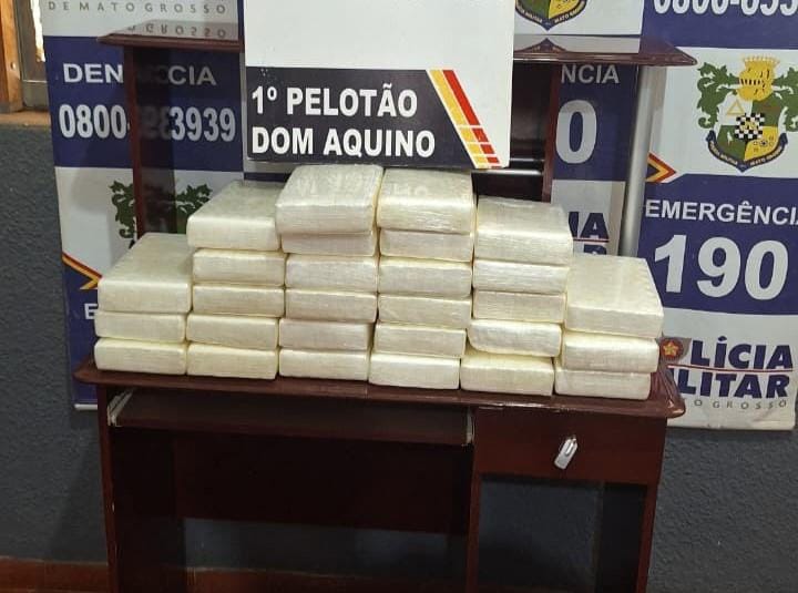 Dupla de criminosos é presa em flagrante pela PM com vinte e oito tabletes de cocaína