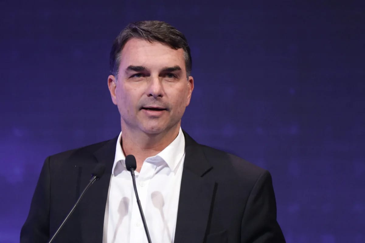 Flávio Bolsonaro diz que foi intimado pela PF a entregar passaporte por ordem de Moraes