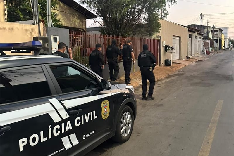 Operação mira irmãos suspeitos de homicídio; roupas usadas na execução foram apreendidas