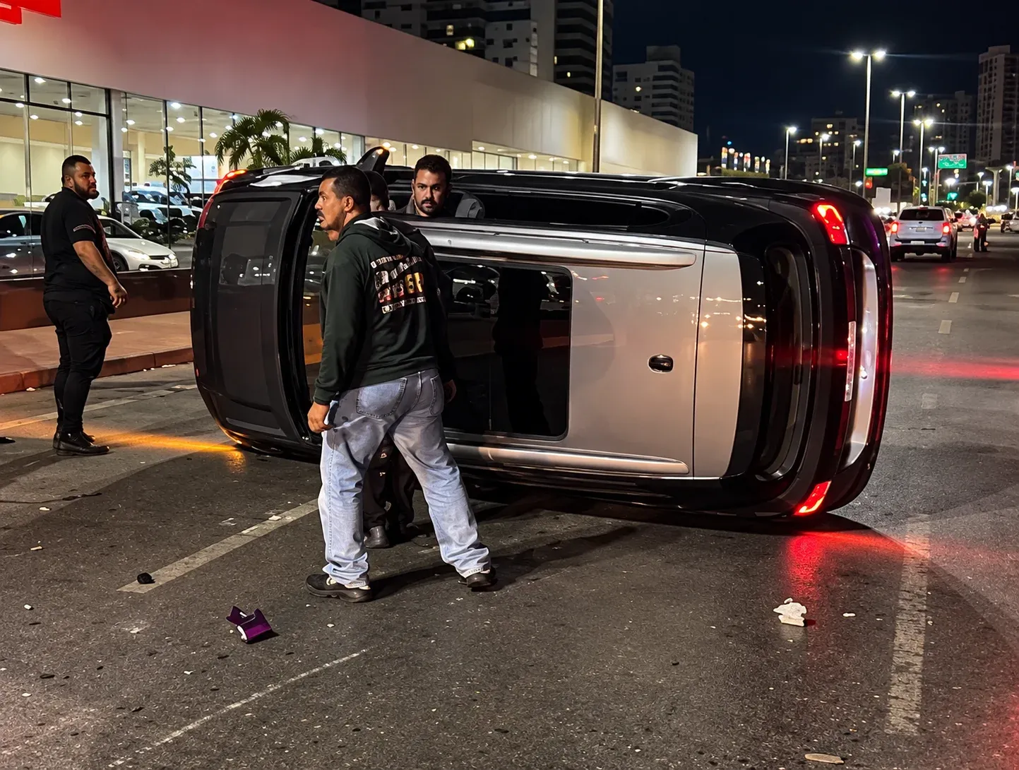 Carro fica capotado no meio de avenida após acidente em Cuiabá; veja vídeos