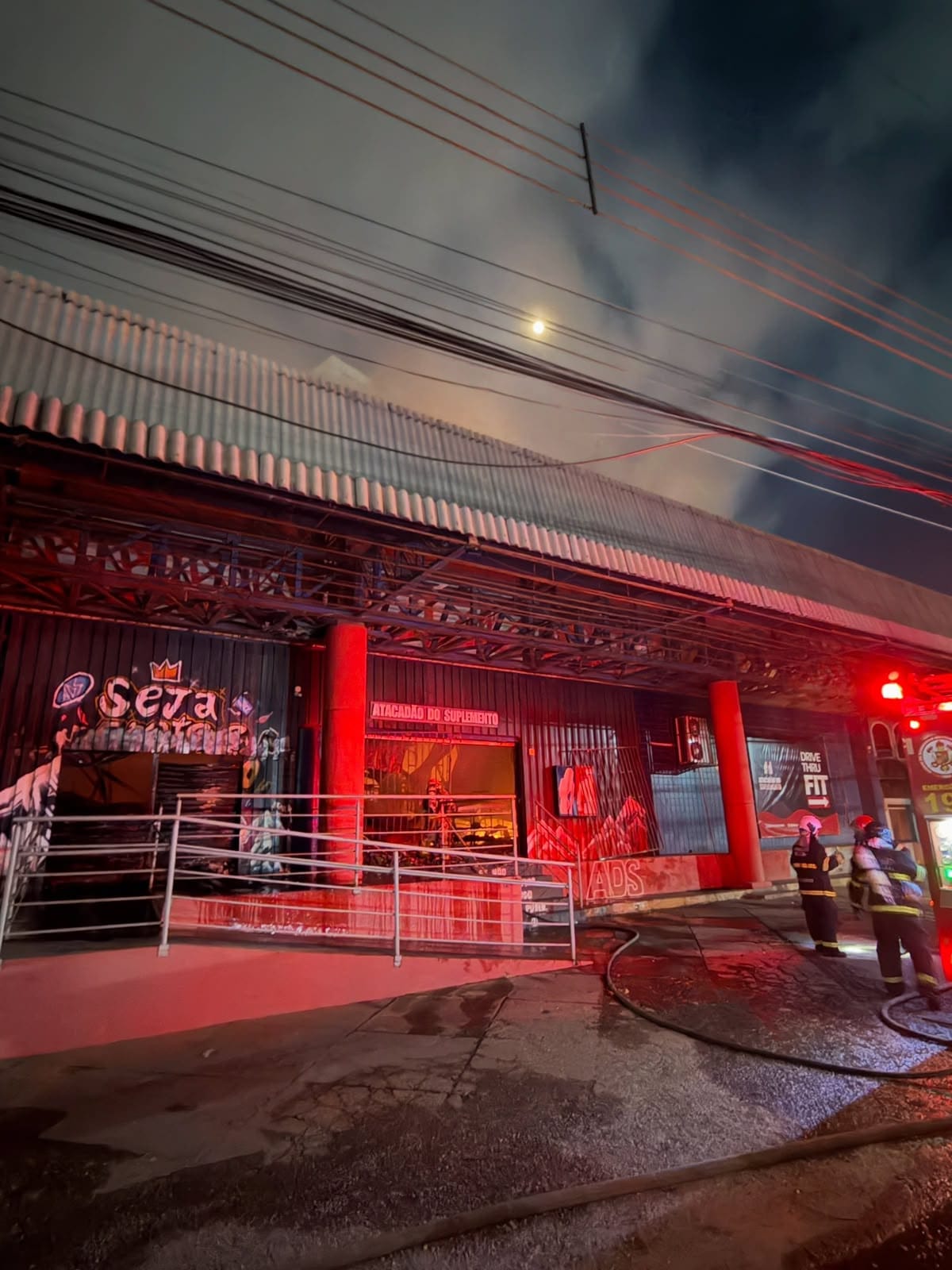 Incêndio de grandes proporções atinge Dona Festa e Atacadão dos Suplementos em Cuiabá