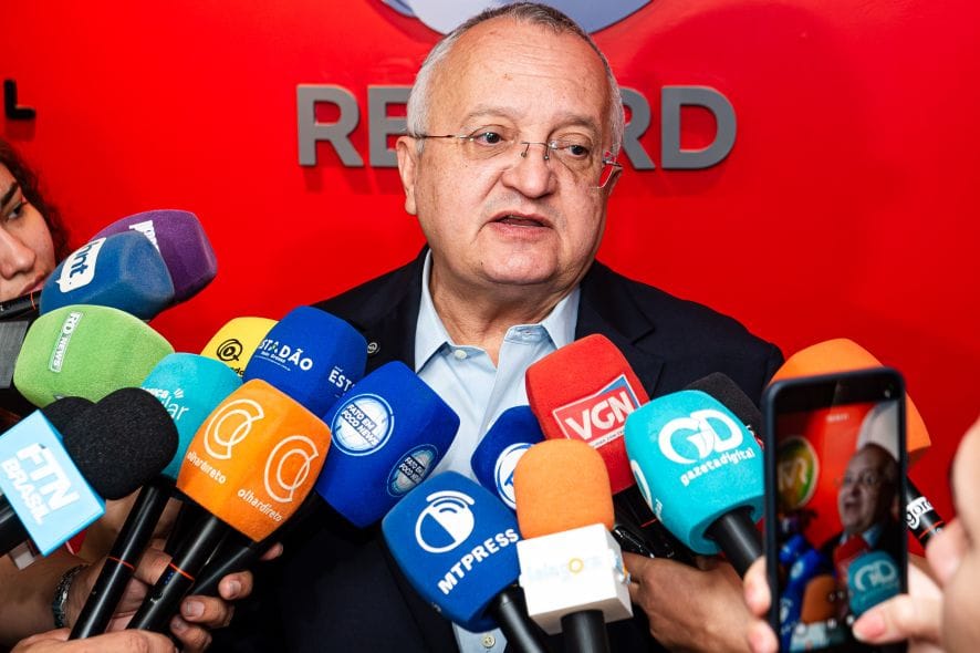 Pedro Taques recebe duas novas multas por ataques contra Mauro e familiares