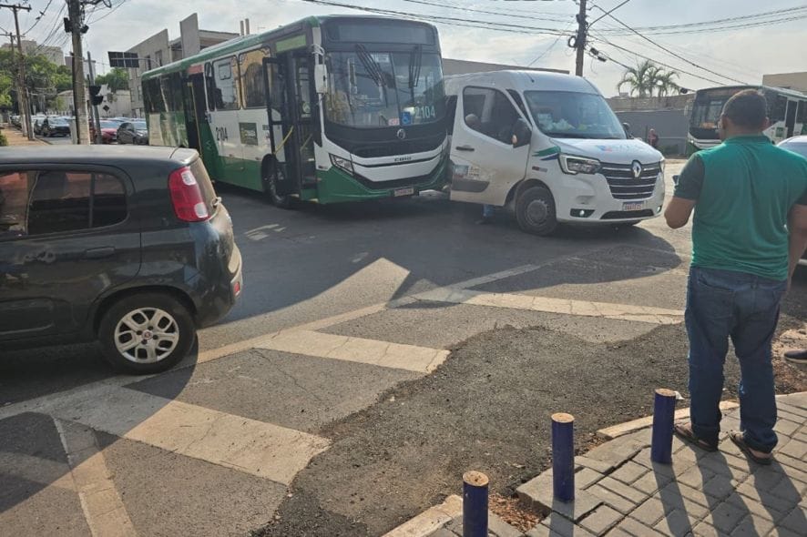 Van e ônibus colidem em frente ao Liceu Cuiabano e trânsito fica parcialmente bloqueado