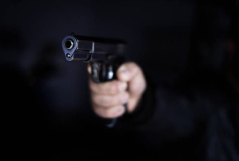 Briga por bebida termina com jovem baleado no rosto e no braço