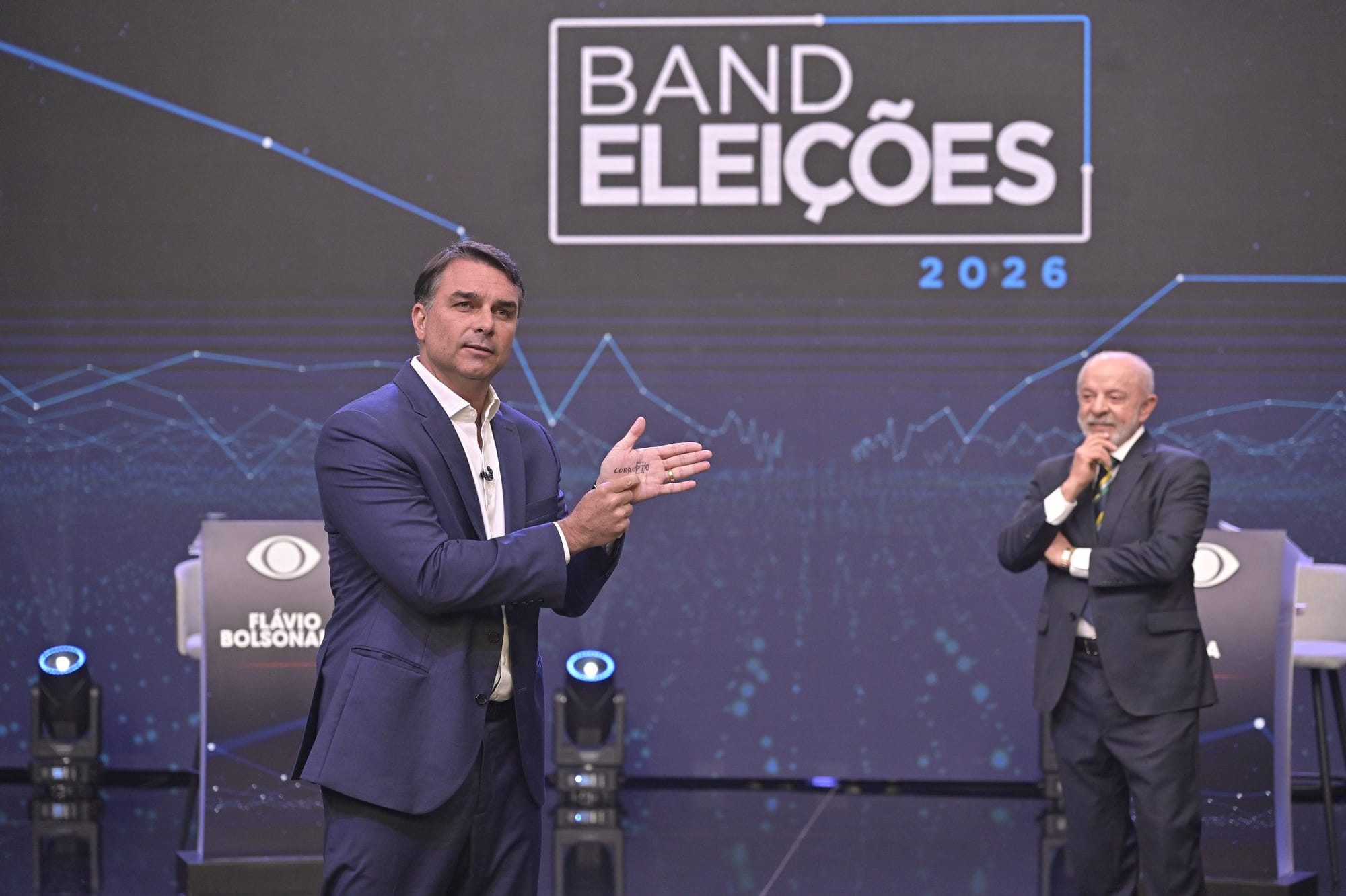 Debate entre Lula e Flávio tem acusações de corrupção, provocações e direito de resposta