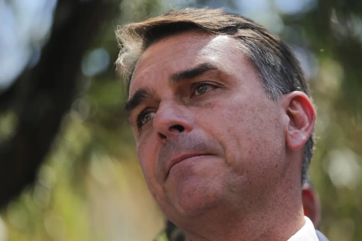Propaganda de Flávio Bolsonaro vai ao ar sem som na TV nesta segunda-feira (12/10)