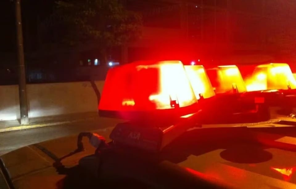 Mulher deixa marido idoso trancado em casa para beber em bar e acaba presa em Rondonópolis