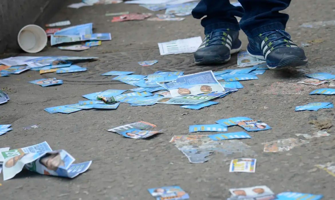 Suspeito é flagrado distribuindo santinhos no dia da eleição em Rondonópolis