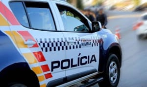 Dupla suspeita por latrocínio de idoso é presa por policiais militares; carro roubado foi localizado